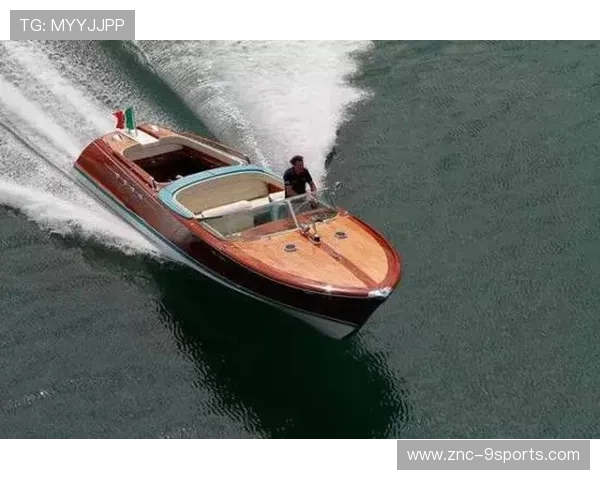 “快艇冲浪：东三叉湖赛场极速对决，飞驰水面成焦点”