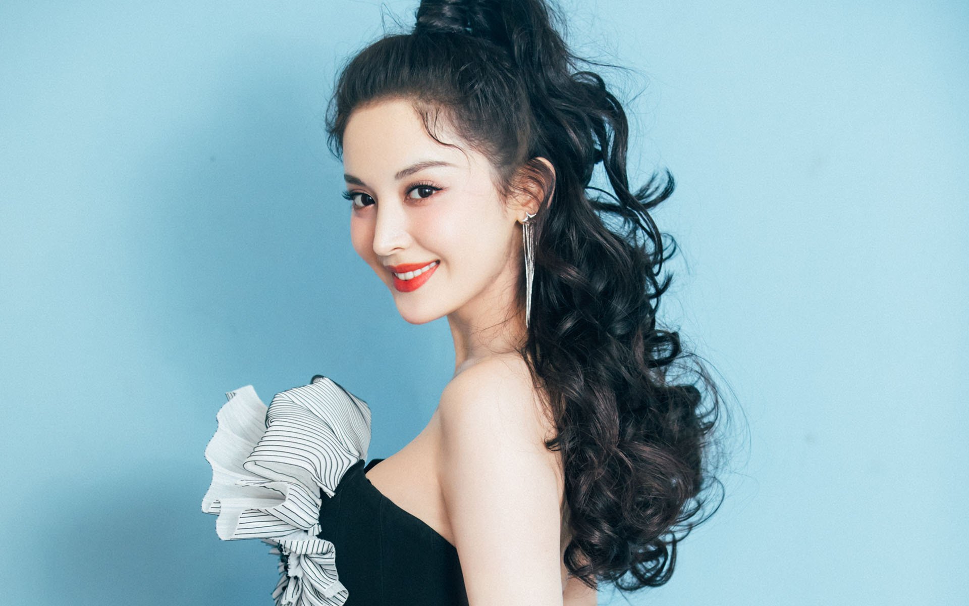 新生代选手操作细腻逐渐占据主力位置，新生代操盘手法